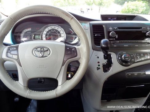 Used 2013 Toyota Sienna SE FWD image 9