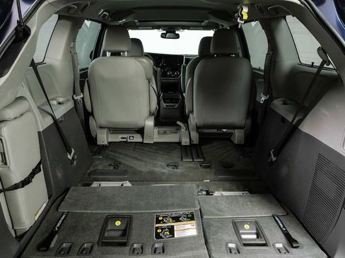 Used 2018 Toyota Sienna XLE w/ XLE Navigation Package FWD image 34