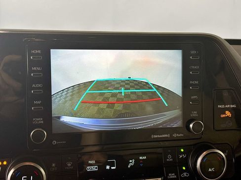 Used 2021 Toyota Highlander XLE image 17