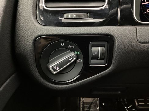 Used 2019 Volkswagen Golf R 4-Door AWD/4WD image 42
