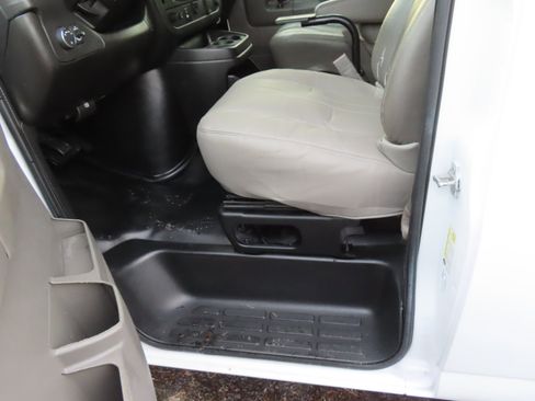 Used 2015 Chevrolet Express 2500 image 8