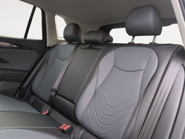 Certified 2026 Volkswagen Tiguan SE w/ Panoramic Sunroof Package AWD/4WD image 13