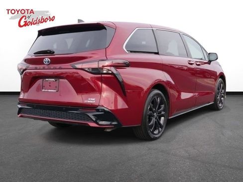 Used 2023 Toyota Sienna XSE image 6