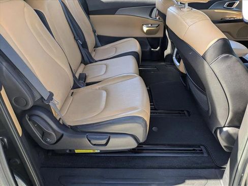 Used 2024 Kia Carnival LX image 18