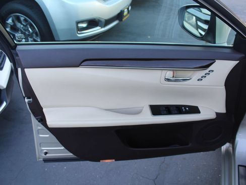 Used 2016 Lexus ES 350 w/ Luxury Package w/Wood Trim FWD image 16
