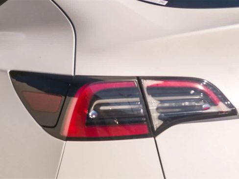 Used 2022 Tesla Model Y Long Range image 10