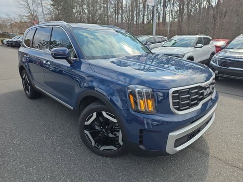 Used 2024 Kia Telluride S w/ S Sunroof Package image 3