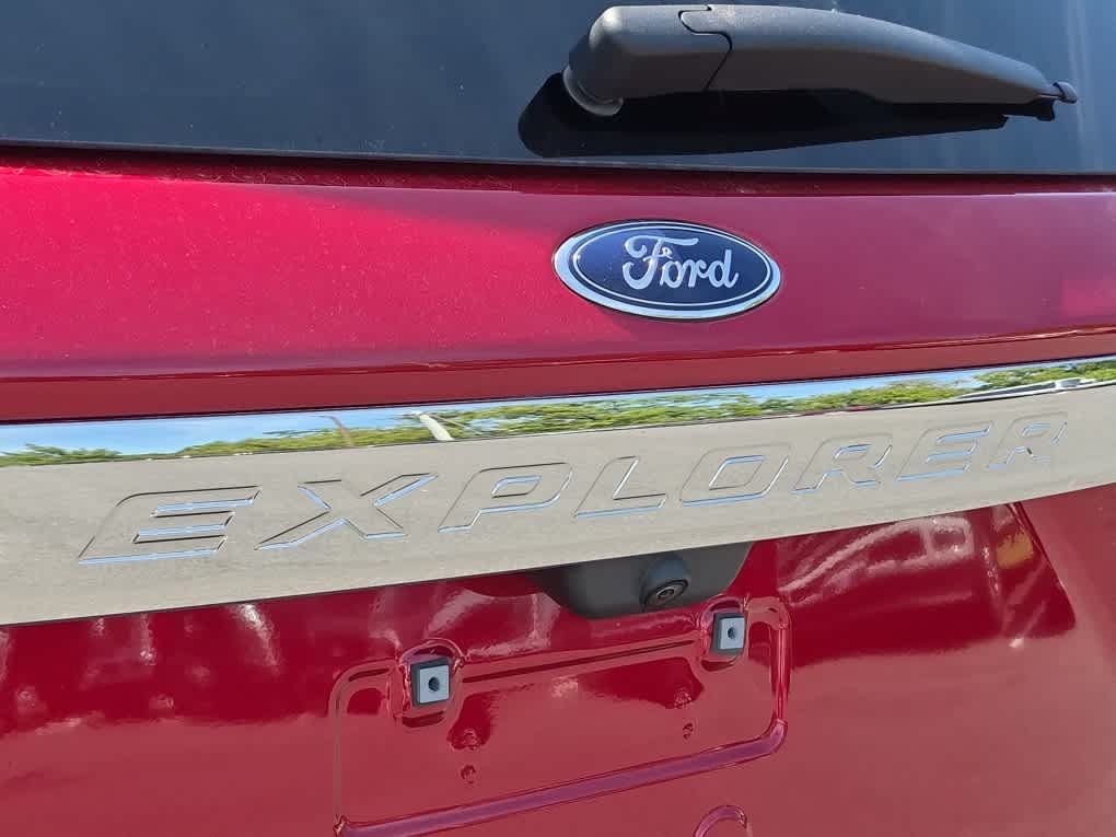 Used 2024 Ford Explorer Limited w/ Limited Technology Package RWD image 24