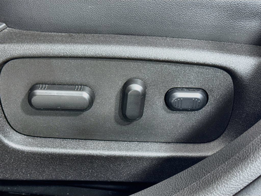 Used 2018 Ford Taurus Limited w/ Driver Assist Package AWD/4WD image 17