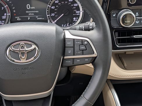 Used 2023 Toyota Highlander XLE AWD/4WD image 22