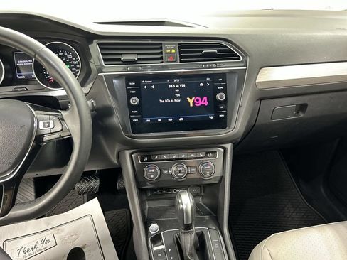 Used 2020 Volkswagen Tiguan SE w/ Panoramic Sunroof Package AWD/4WD image 18