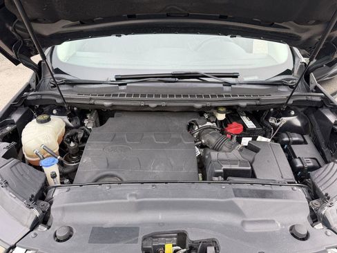 Used 2016 Ford Edge Titanium FWD image 17