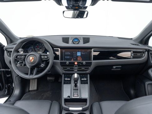 Certified 2025 Porsche Macan AWD/4WD image 18