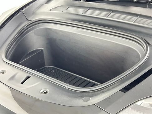 Used 2022 Tesla Model Y Long Range image 32