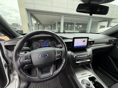 Used 2020 Ford Explorer XLT image 9