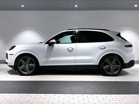 Used 2025 Porsche Cayenne image 2