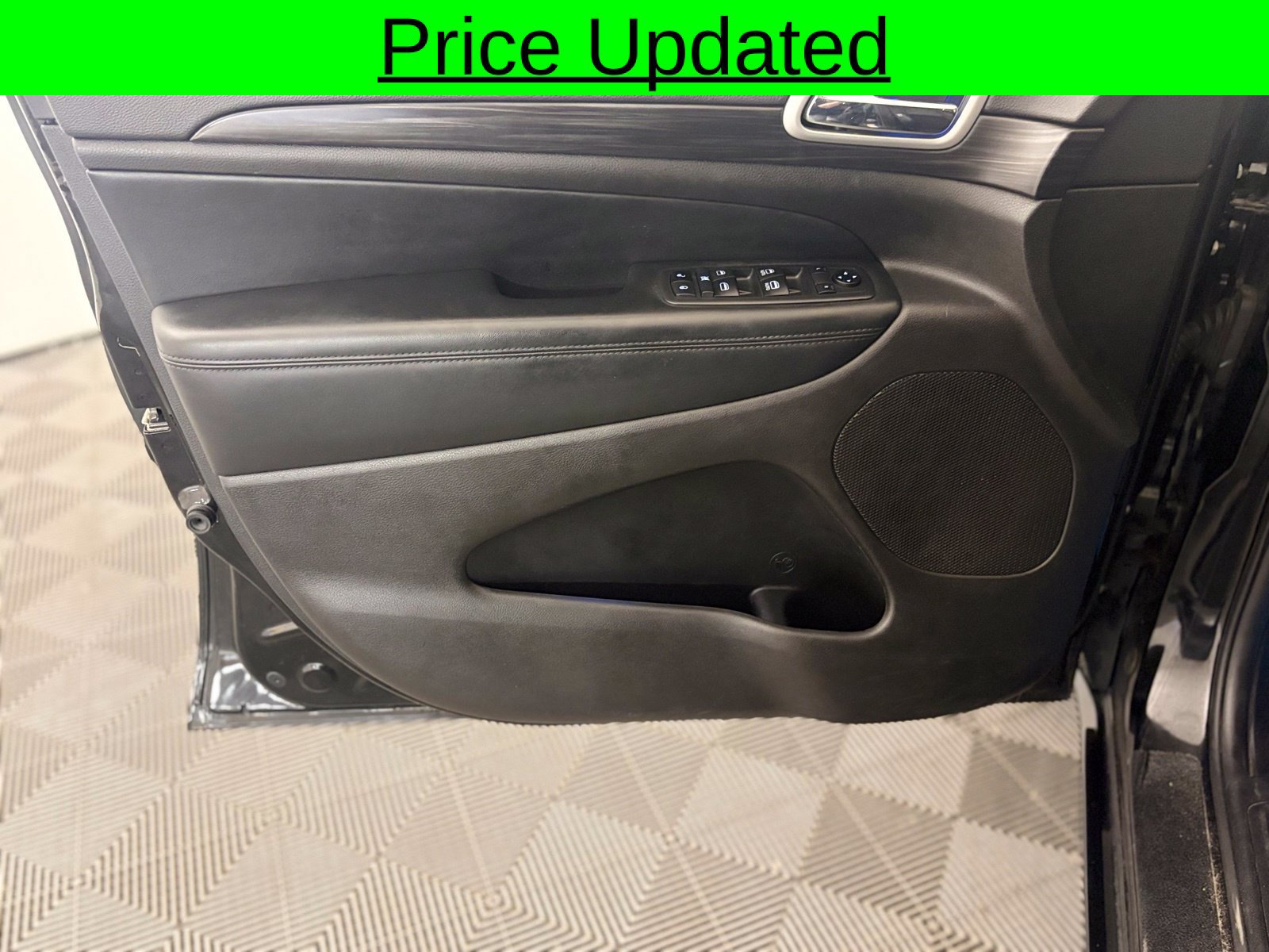 Used 2021 Jeep Grand Cherokee Laredo X AWD/4WD image 2