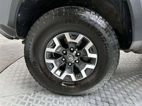 Used 2017 Toyota Tacoma TRD Off-Road w/ Premium & Technology Package AWD/4WD image 27