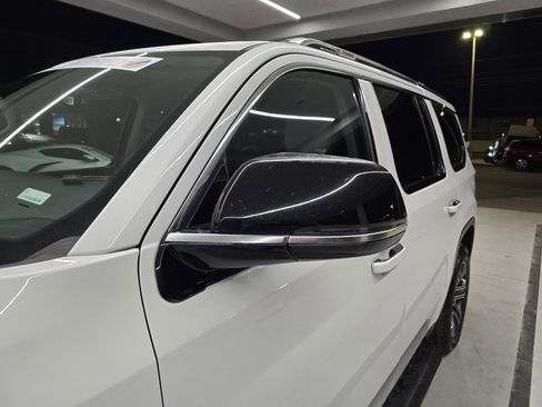 Used 2024 Jeep Wagoneer Series II w/ Flexible Seating Group image 10