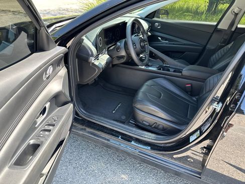 Certified 2025 Hyundai Elantra Limited FWD image 22