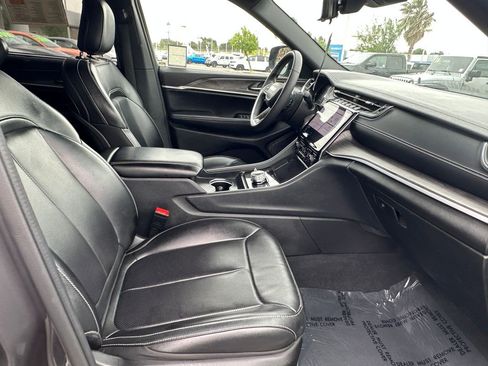 Certified 2024 Jeep Grand Cherokee L Limited w/ Luxury Tech Group II image 19