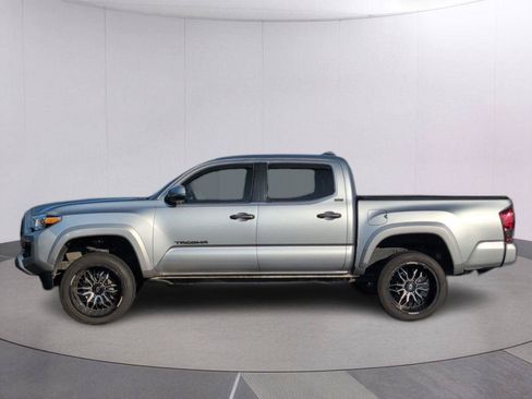 Used 2022 Toyota Tacoma SR5 w/ Technology Package RWD image 2