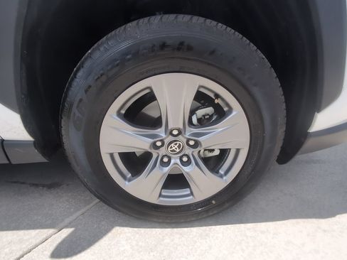 Used 2025 Toyota RAV4 XLE AWD/4WD image 30