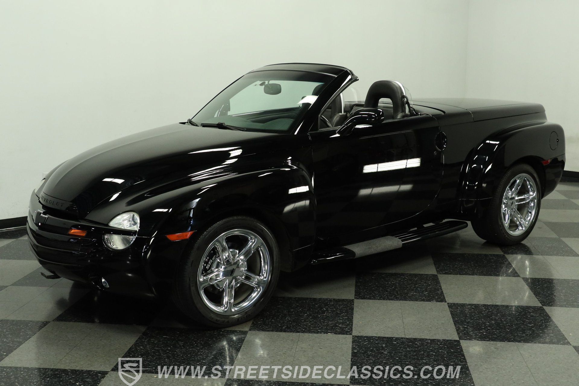 Used 2004 Chevrolet SSR w/ Preferred Equipment Group RWD image 6