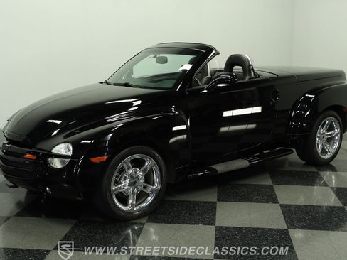 Used 2004 Chevrolet SSR w/ Preferred Equipment Group RWD image 6