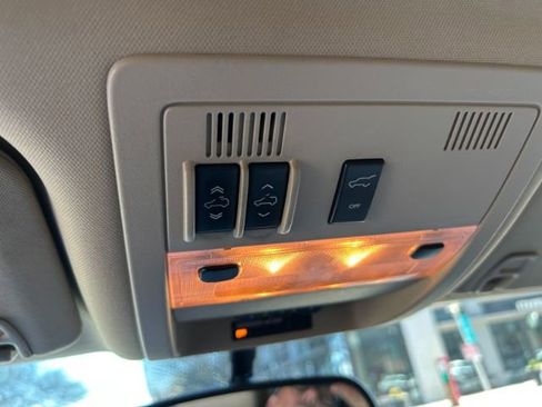 Used 2011 Cadillac Escalade Premium image 21