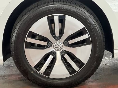 Used 2016 Volkswagen e-Golf SE image 31