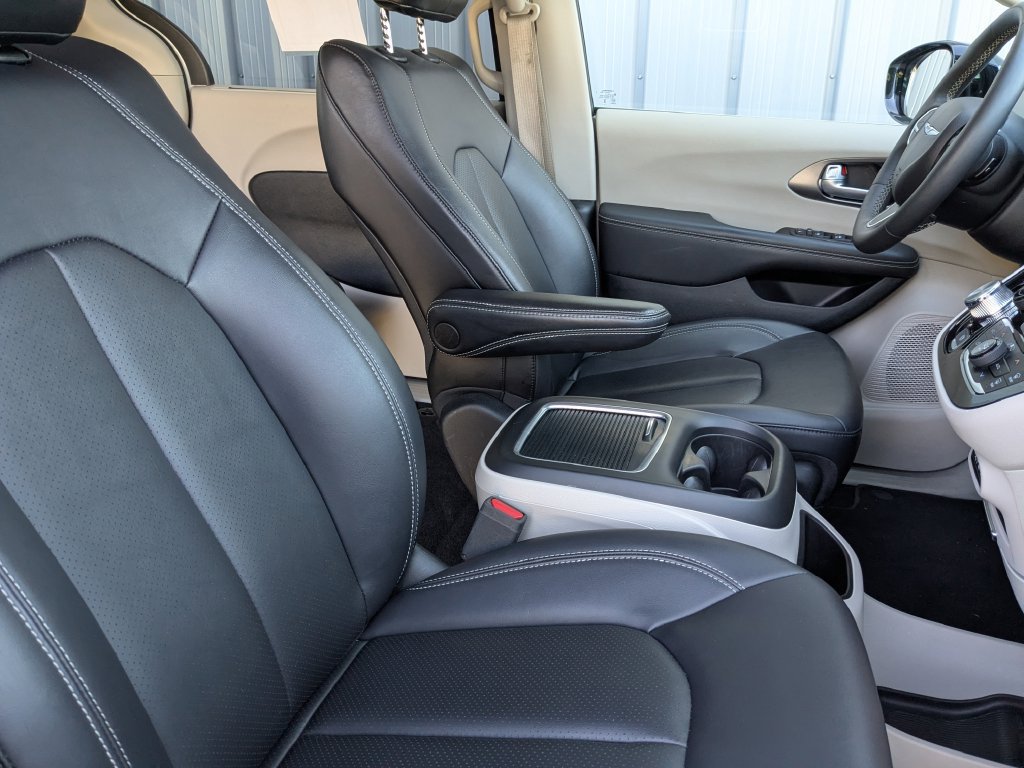 Used 2024 Chrysler Pacifica Touring-L FWD image 29