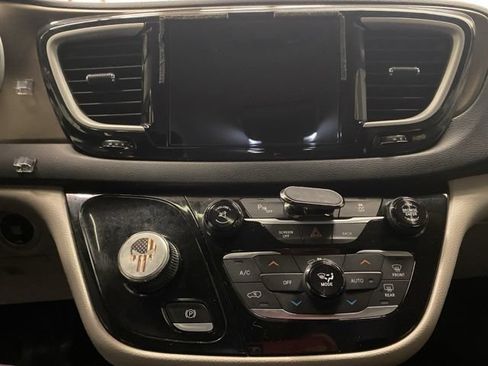 Used 2017 Chrysler Pacifica Touring-L FWD image 35