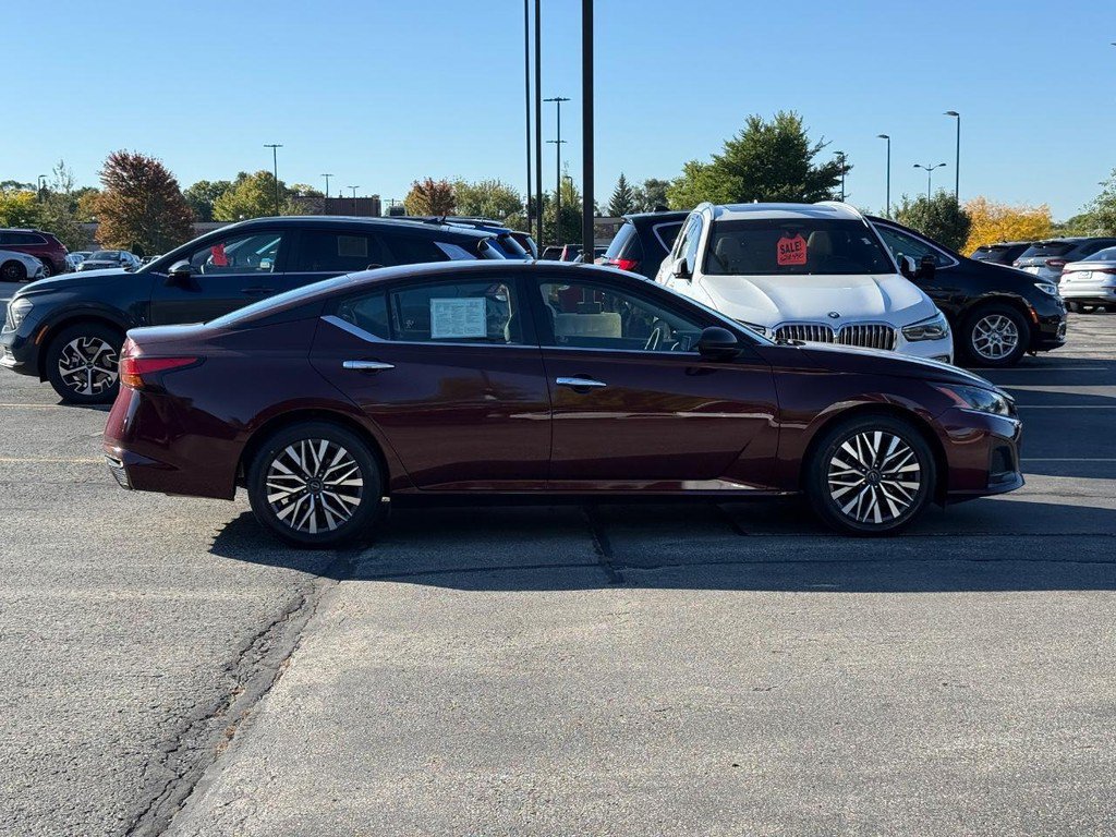 Used 2024 Nissan Altima 2.5 SV FWD image 2