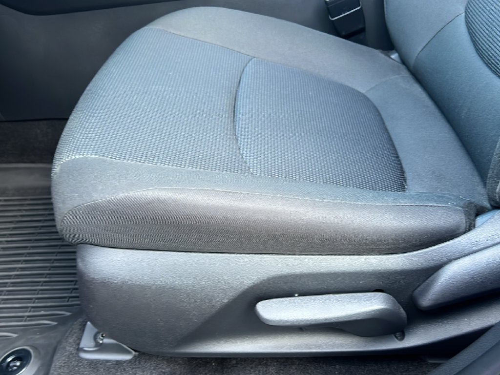 Used 2022 Toyota RAV4 LE AWD/4WD image 16