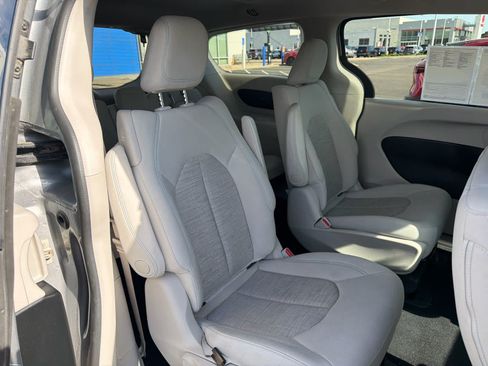 Used 2018 Chrysler Pacifica Touring Plus FWD image 12