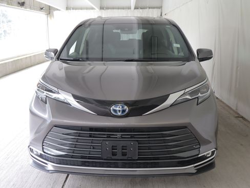Used 2024 Toyota Sienna Platinum AWD/4WD image 6