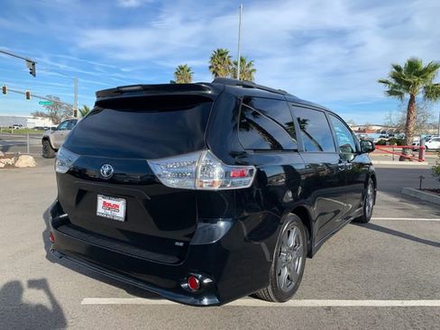 Used 2018 Toyota Sienna SE w/ Carpet Mat Package image 7
