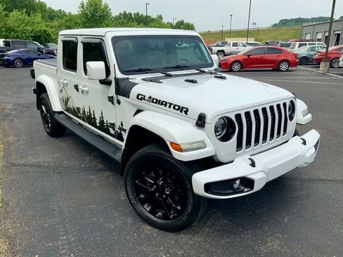 Used 2023 Jeep Gladiator Overland AWD/4WD image 2