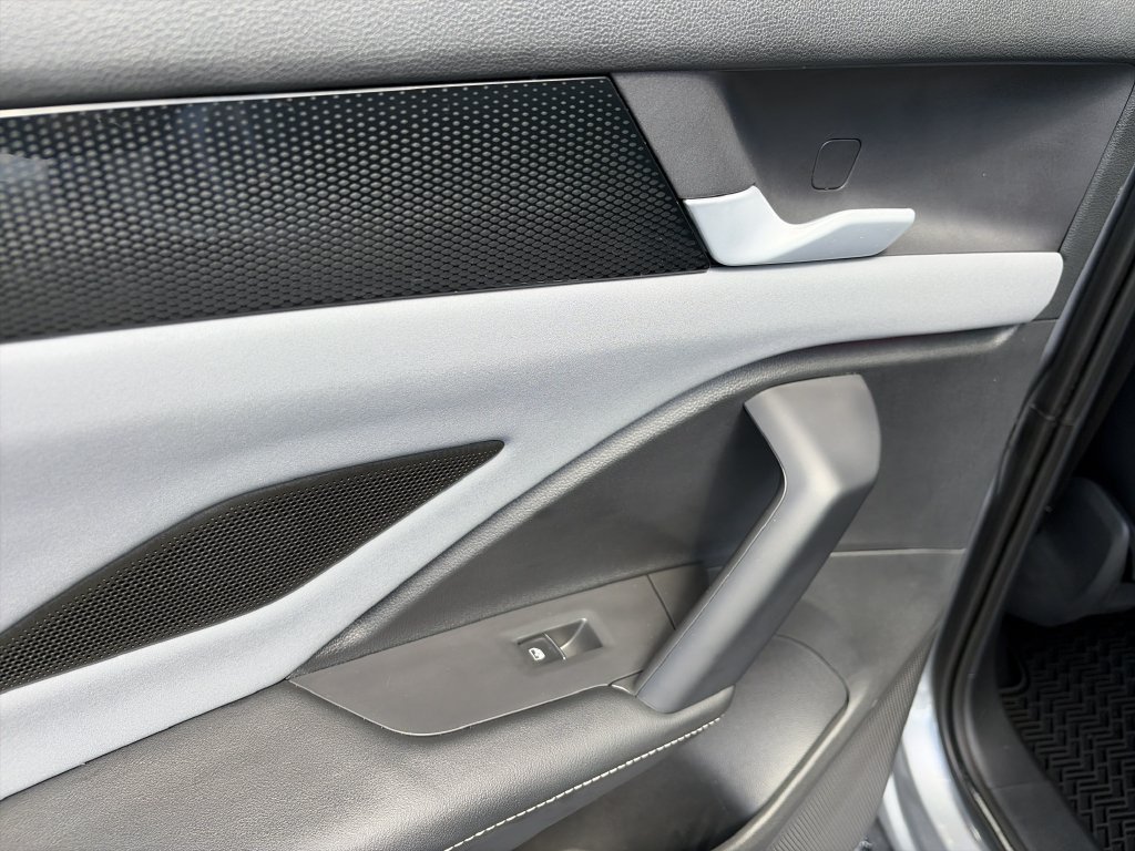 Certified 2025 Volkswagen Tiguan SE FWD image 17