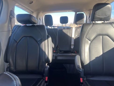Used 2024 Chrysler Pacifica Touring-L image 22