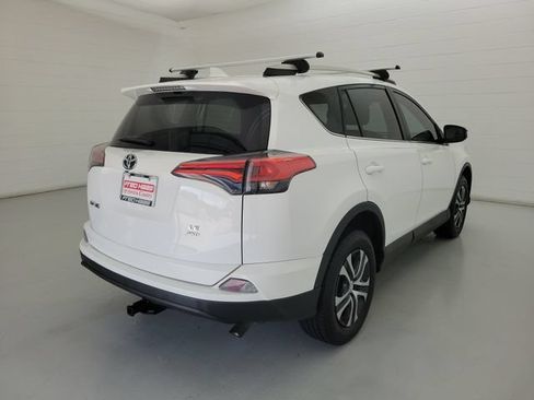 Used 2018 Toyota RAV4 LE AWD/4WD image 5