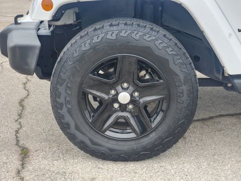 Used 2016 Jeep Wrangler Sahara w/ Connectivity Group AWD/4WD image 10