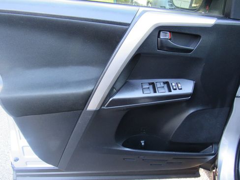 Used 2018 Toyota RAV4 LE FWD image 15