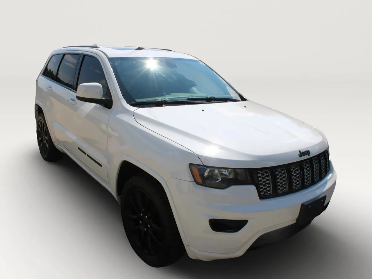 Used 2018 Jeep Grand Cherokee Altitude AWD/4WD image 13