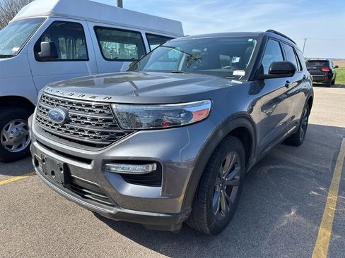 Used 2022 Ford Explorer XLT w/ Equipment Group 202A image 9
