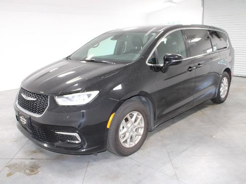 Used 2025 Chrysler Pacifica Select FWD image 4