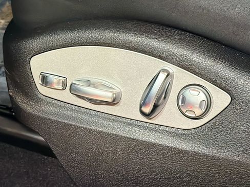 Used 2025 Porsche Macan image 25