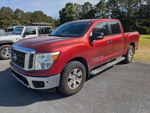 Used 2018 Nissan Titan SV w/ SV Convenience Package AWD/4WD image 3