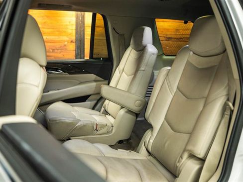 Used 2018 Cadillac Escalade Premium Luxury AWD/4WD image 11